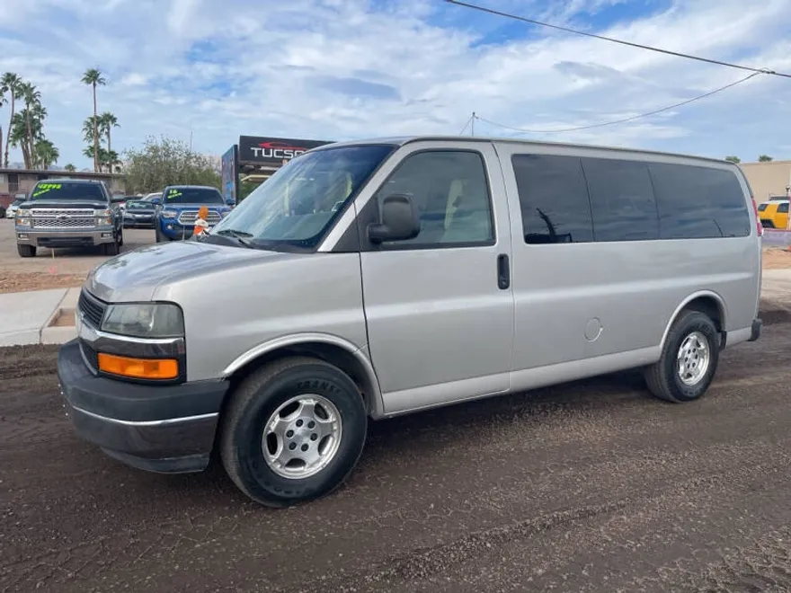 2008 Chevrolet Express LS 1500 photo 1