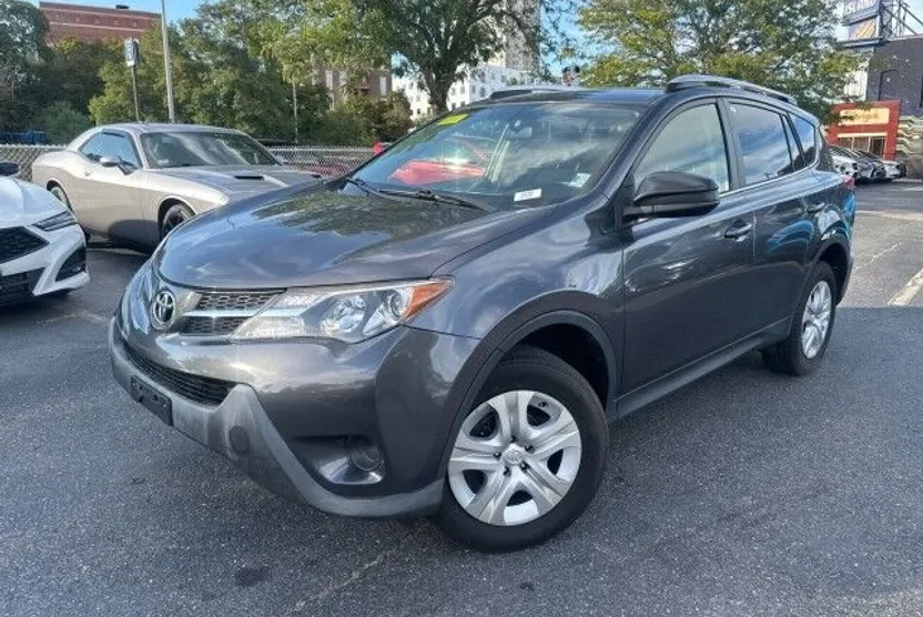 2015 Toyota RAV4 LE photo 1