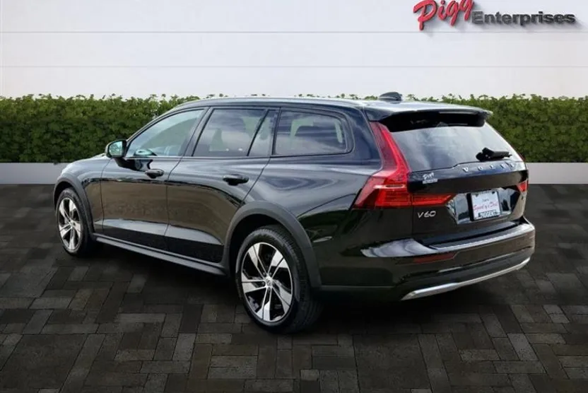 2024 Volvo V60 Cross Country Plus AWD photo 1