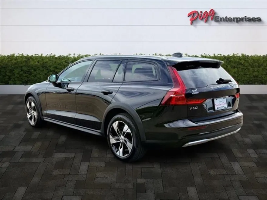 2024 Volvo V60 Cross Country Plus AWD photo 1