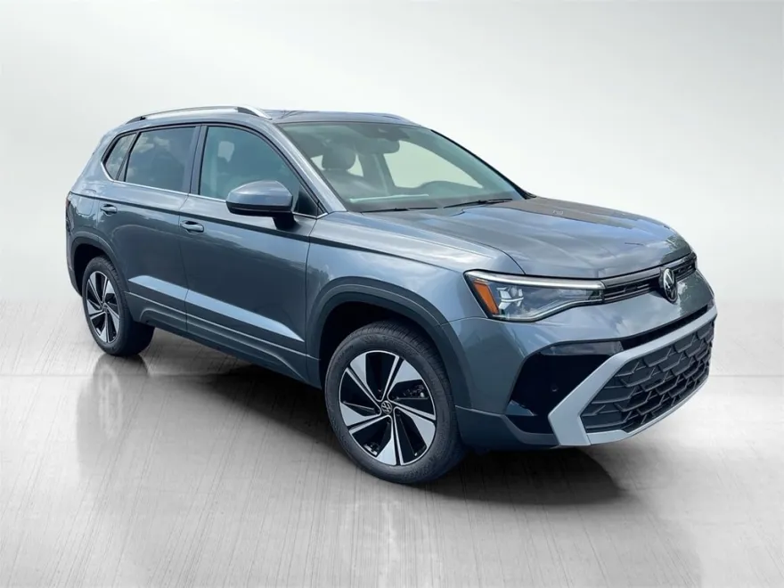 2025 Volkswagen Taos SE photo 1