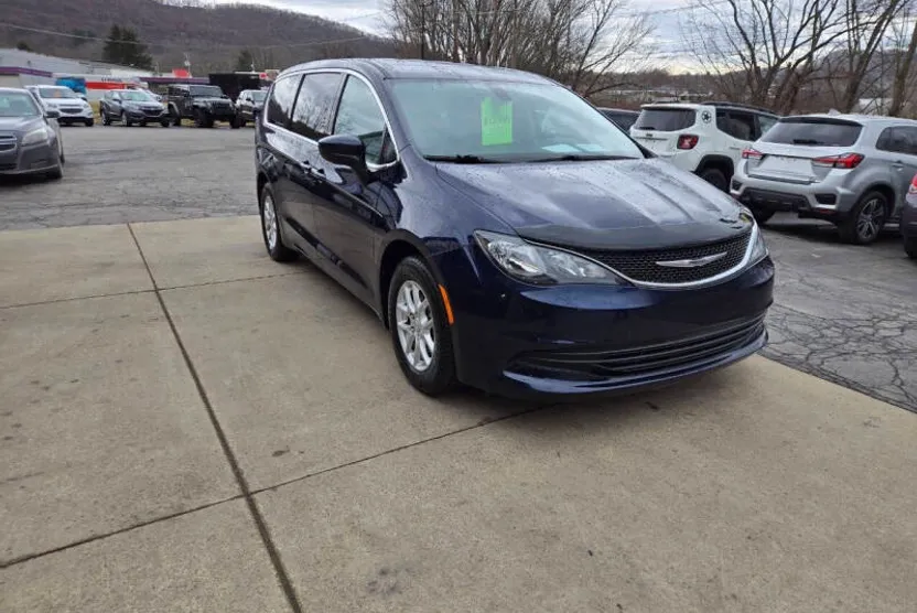 2017 Chrysler Pacifica Touring photo 1