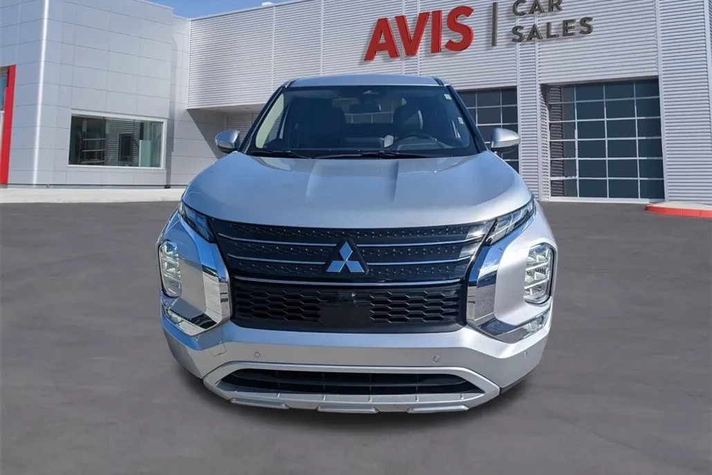 2024 Mitsubishi Outlander SE photo 1
