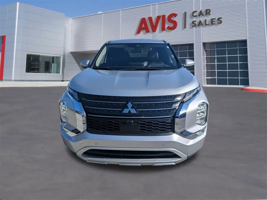 2024 Mitsubishi Outlander SE photo 1