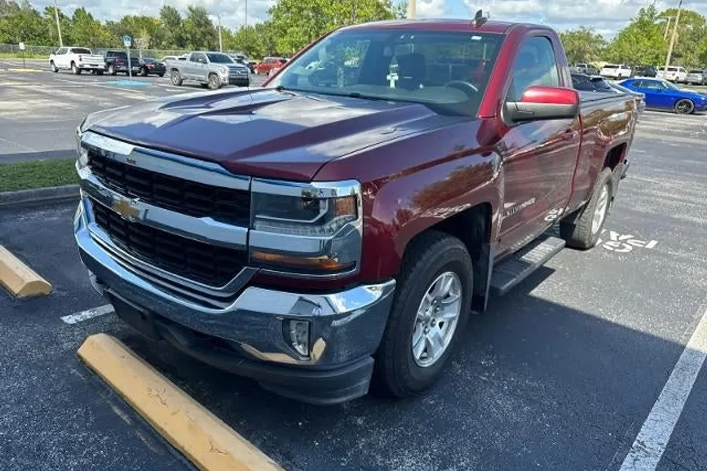 2017 Chevrolet Silverado 1500 LT photo 1