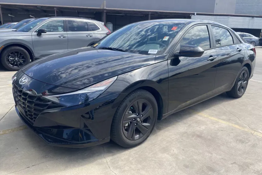 2022 Hyundai Elantra SEL Convenience photo 1