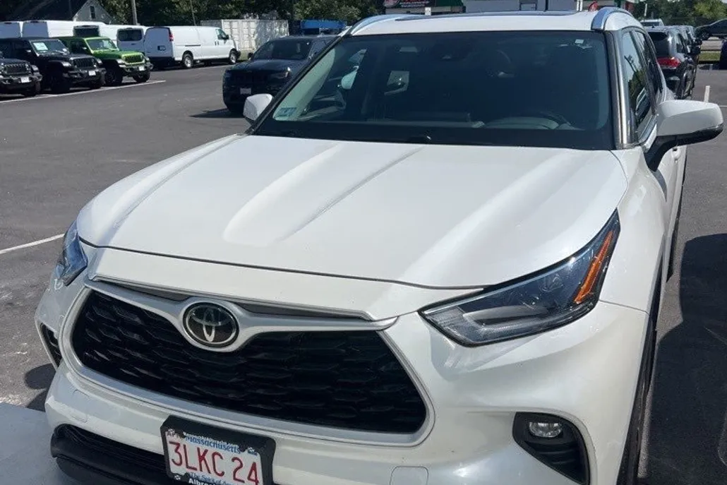 2021 Toyota Highlander XLE photo 1