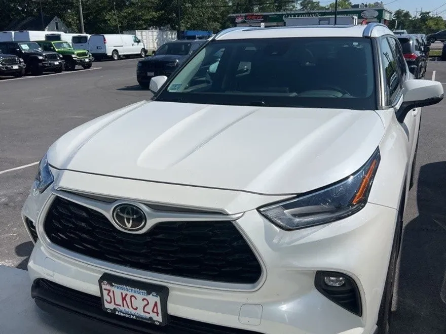 2021 Toyota Highlander XLE photo 1