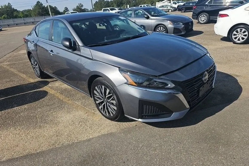 2024 Nissan Altima 2.5 SV photo 1