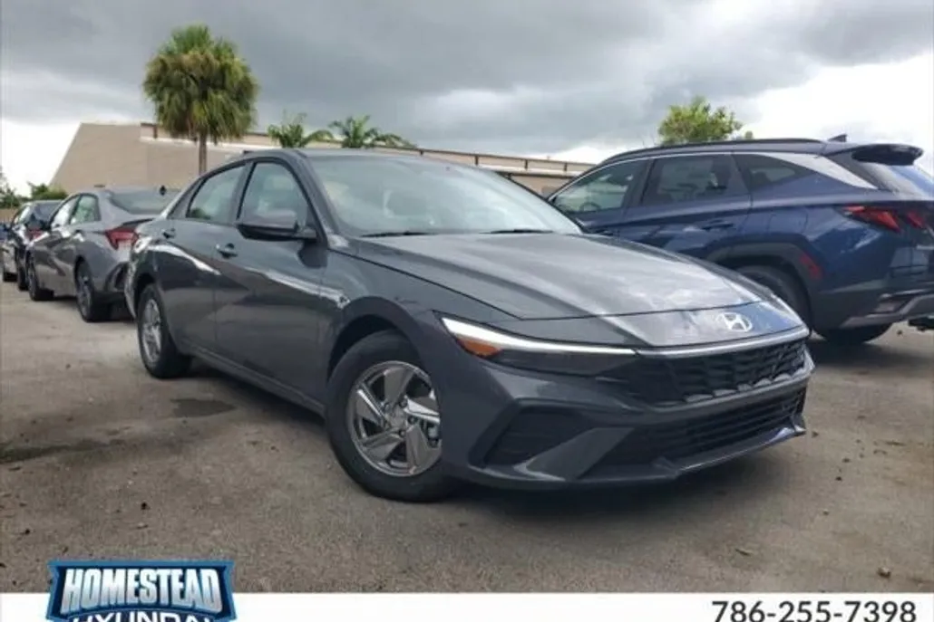 2025 Hyundai Elantra SE photo 1