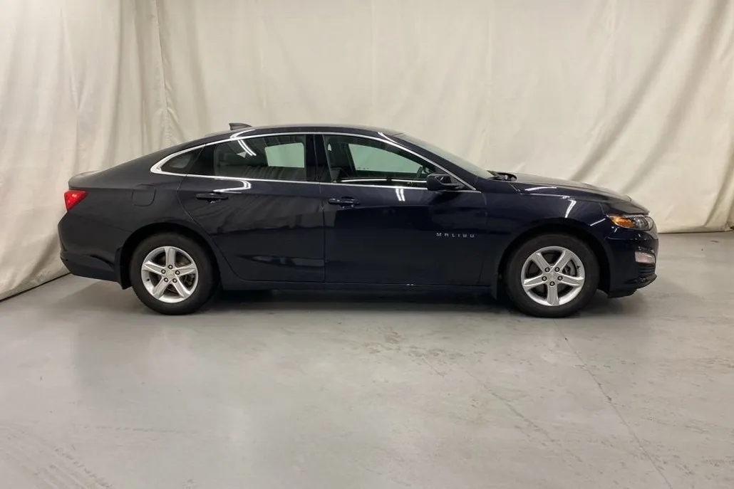 2022 Chevrolet Malibu LS photo 1
