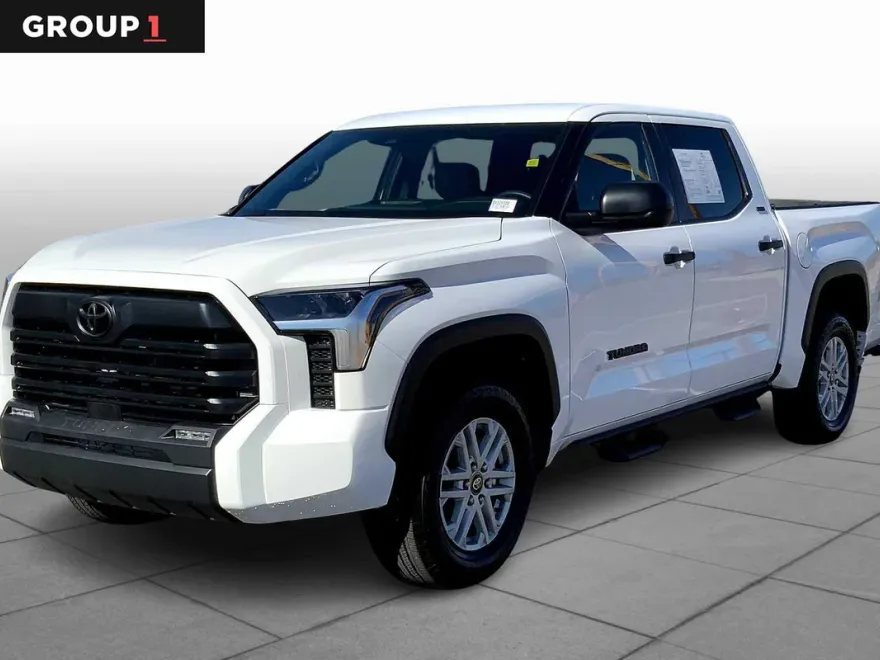 2025 Toyota Tundra SR5 CrewMax photo 1