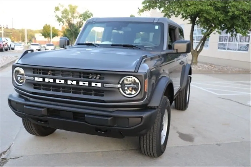 2025 Ford Bronco Base photo 1