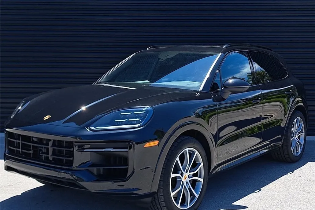 2025 Porsche Cayenne Base photo 1
