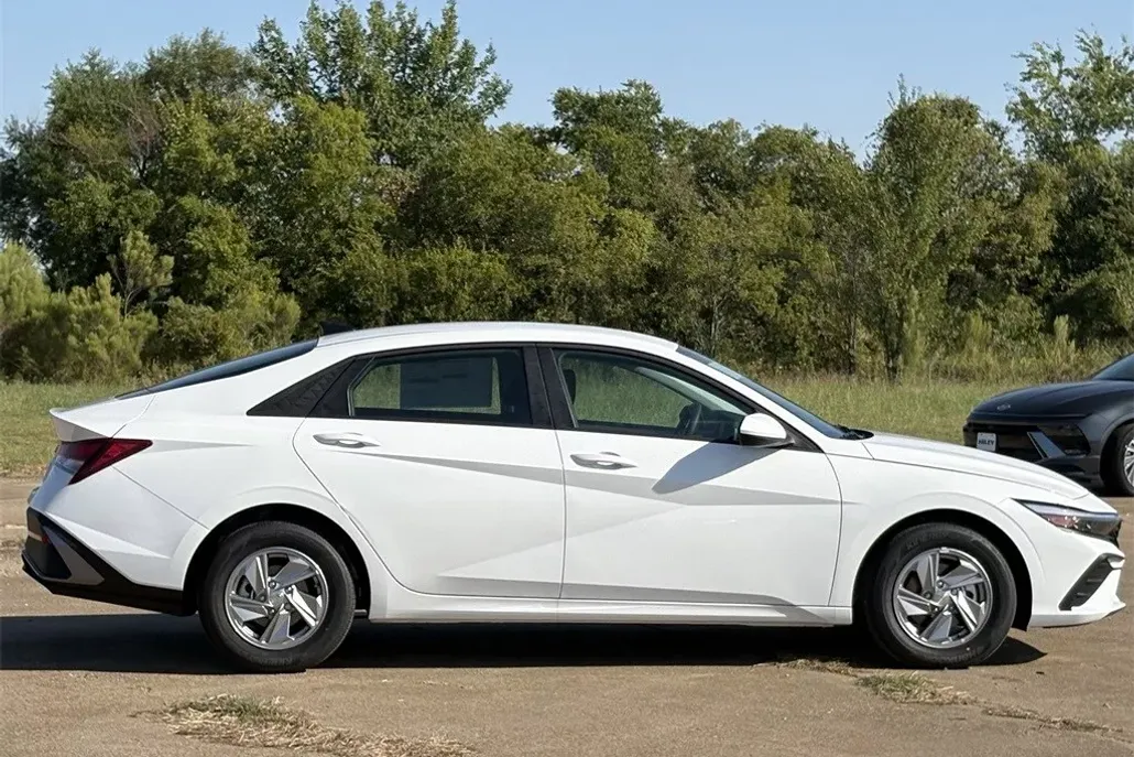 2025 Hyundai Elantra SE photo 1