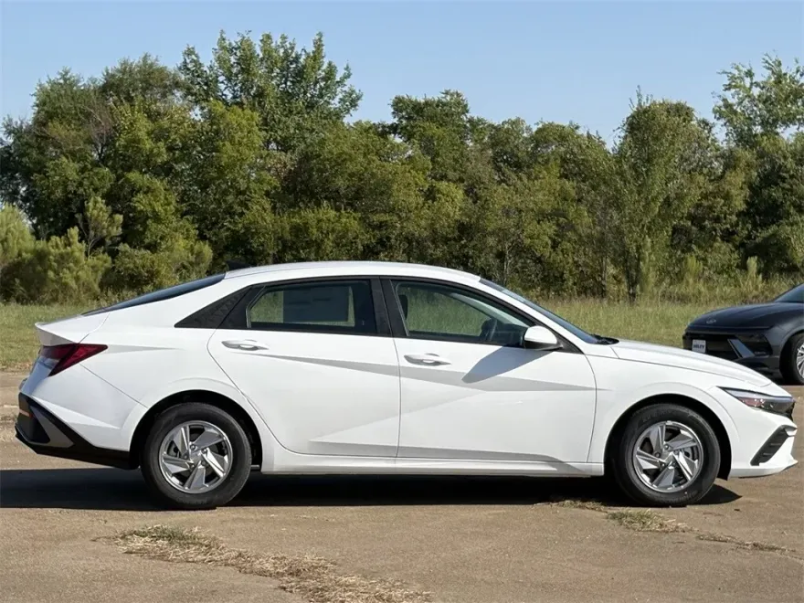 2025 Hyundai Elantra SE photo 1