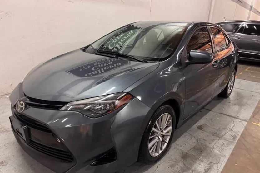2017 Toyota Corolla LE photo 1