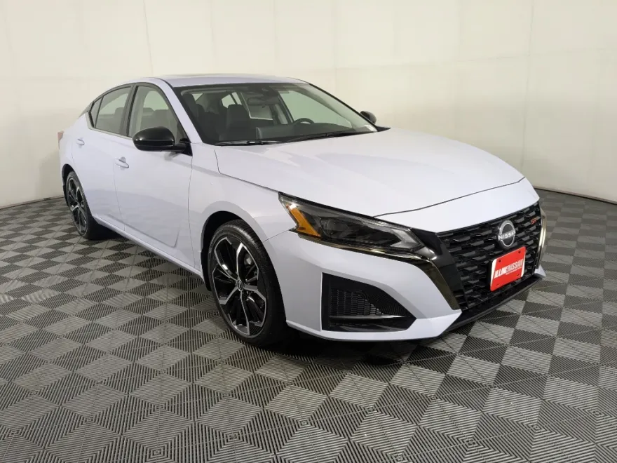 2025 Nissan Altima SR photo 1