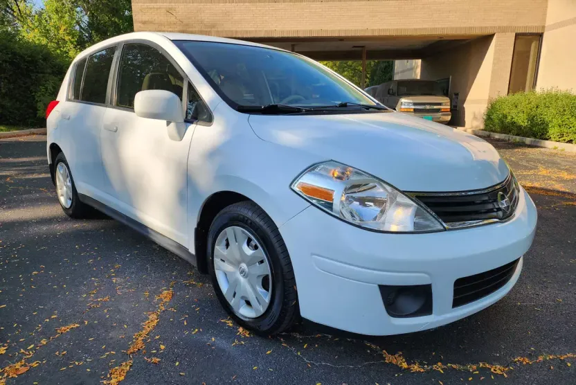 2010 Nissan Versa S photo 1
