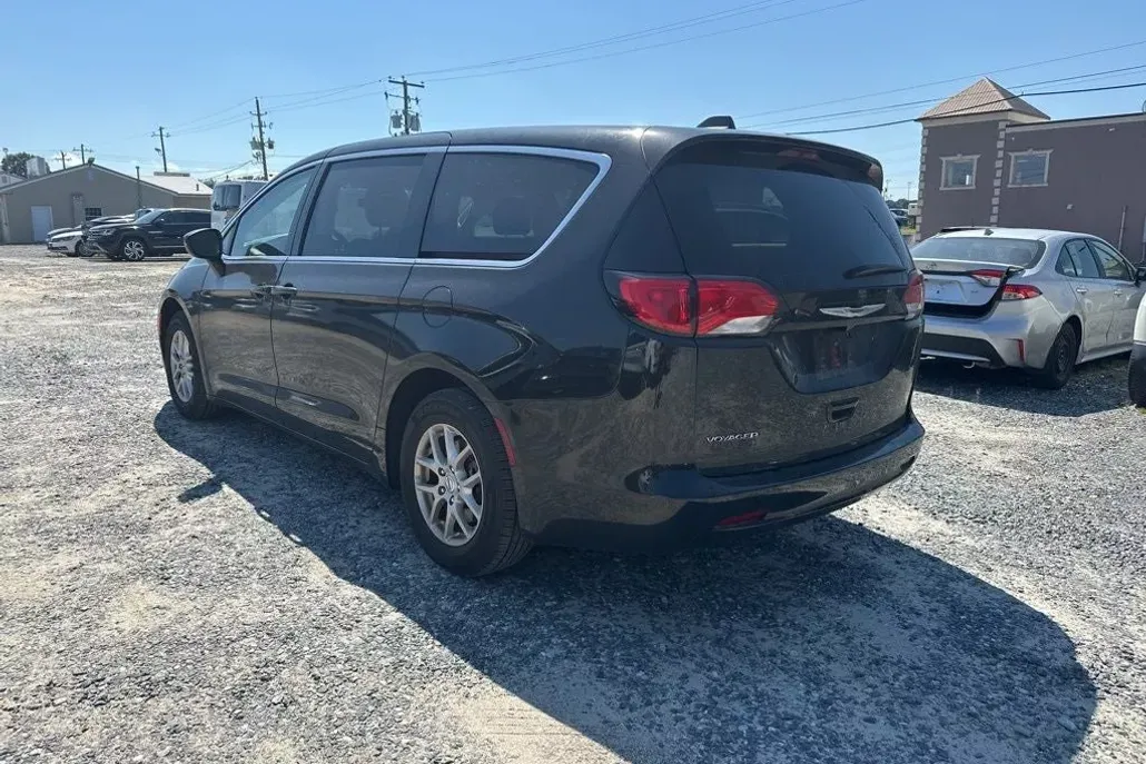 2022 Chrysler Voyager LX photo 1