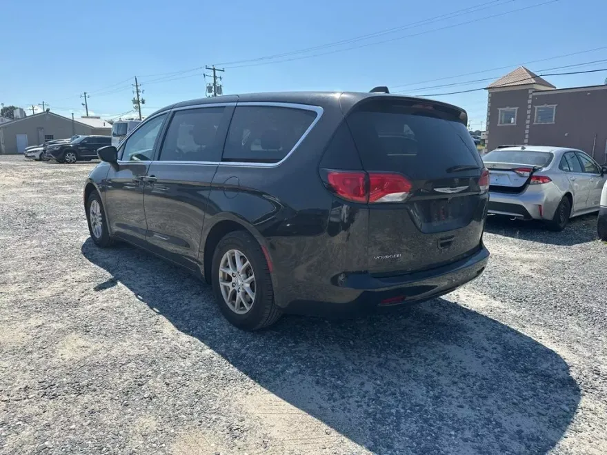 2022 Chrysler Voyager LX photo 1