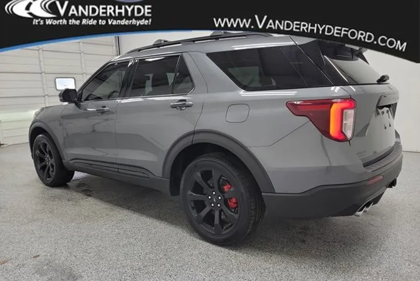 2022 Ford Explorer ST photo 1