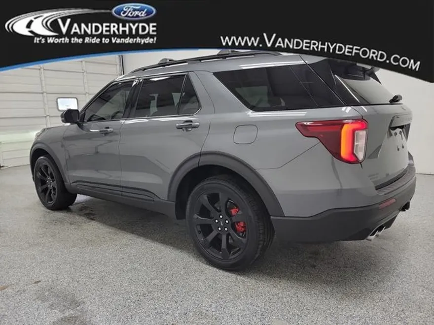 2022 Ford Explorer ST photo 1