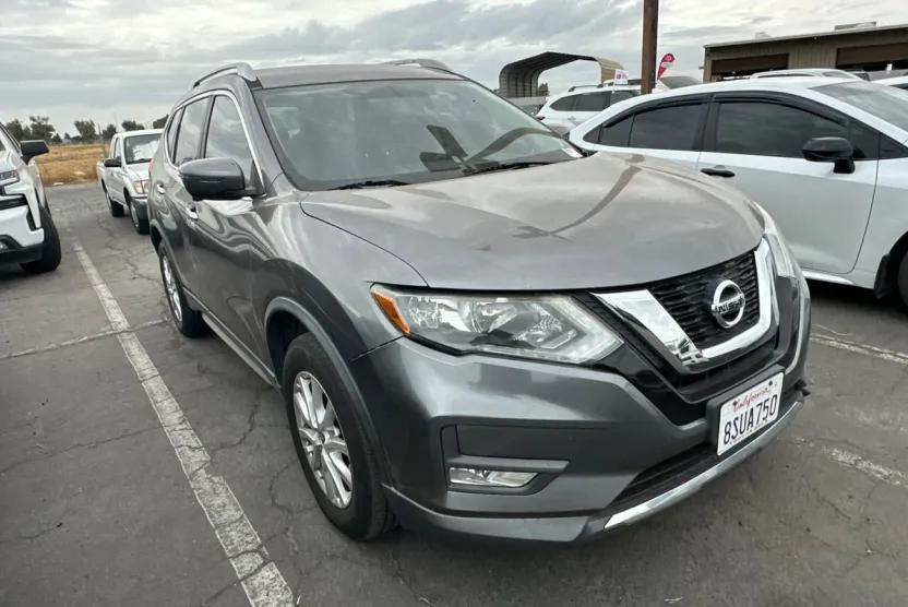 2017 Nissan Rogue SV photo 1