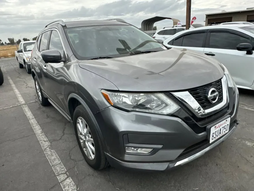 2017 Nissan Rogue SV photo 1