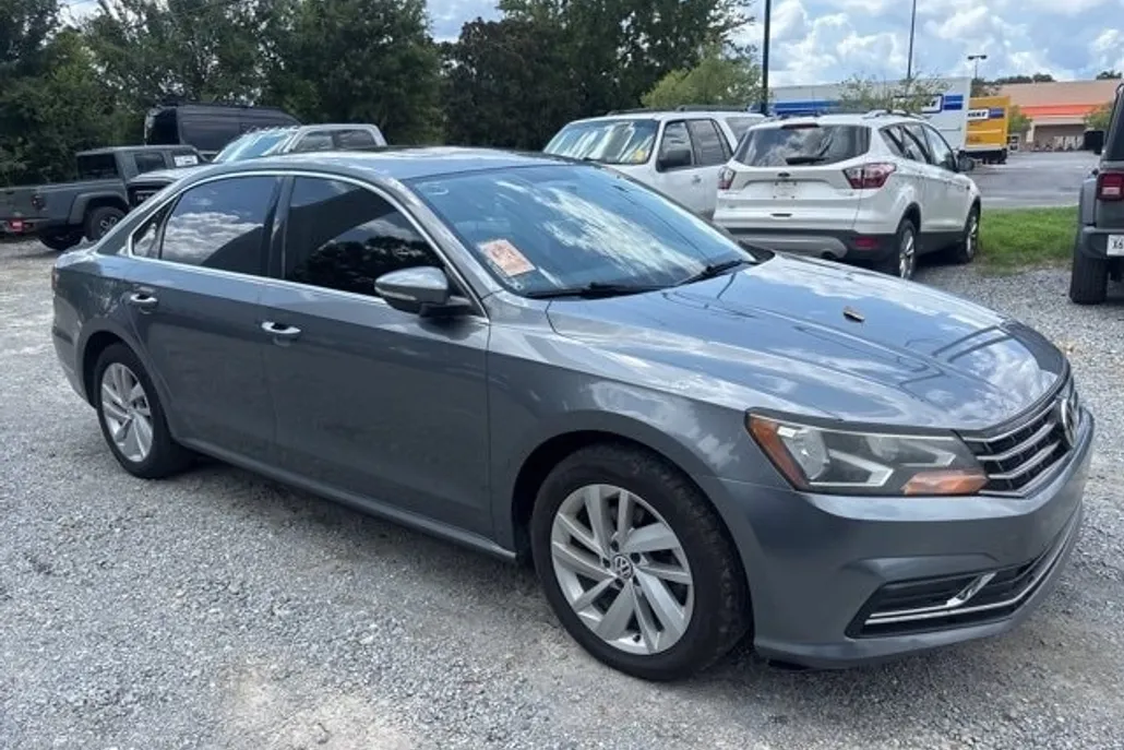 2018 Volkswagen Passat 2.0T SE photo 1