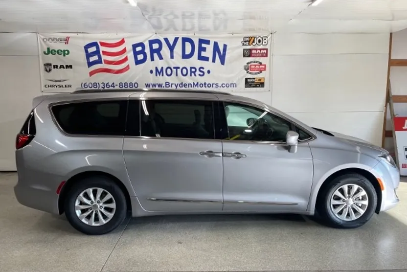 2019 Chrysler Pacifica Touring L photo 1