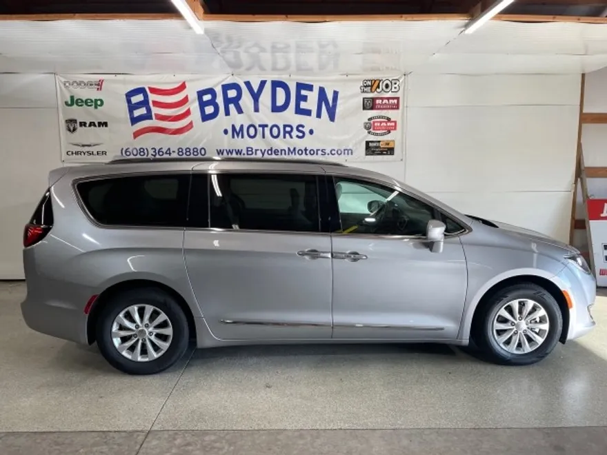 2019 Chrysler Pacifica Touring L photo 1