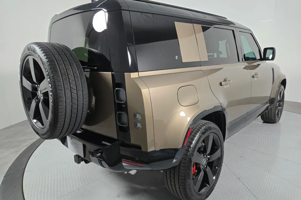 2025 Land Rover Defender 110 photo 1