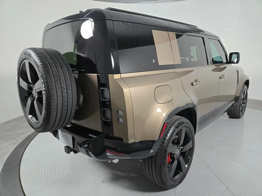 2025 Land Rover Defender 110 photo 1