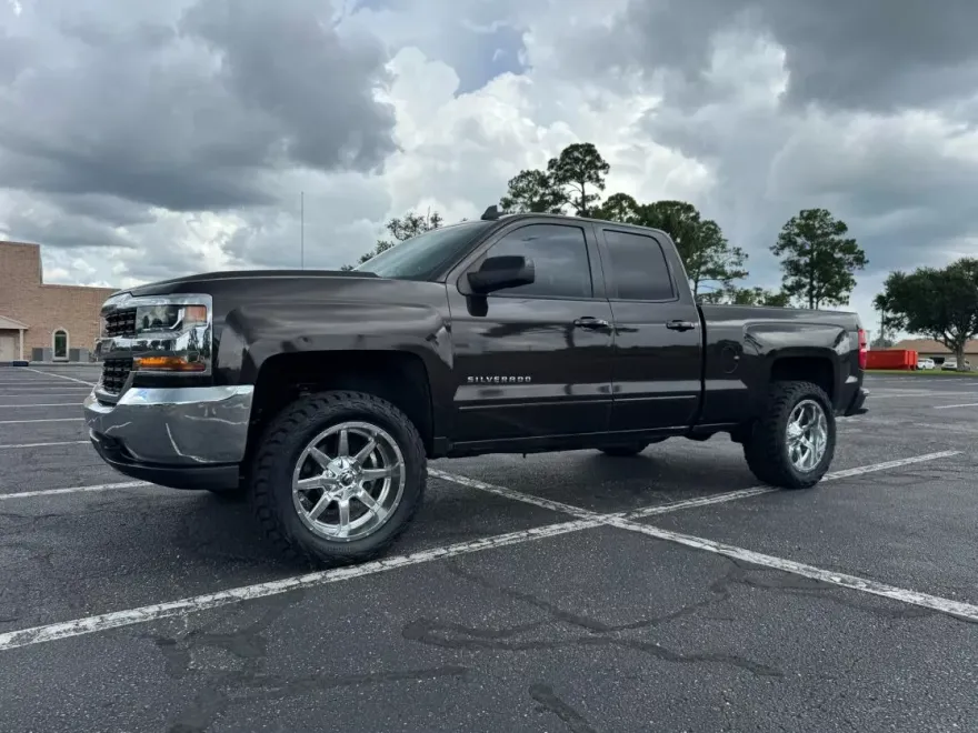 2018 Chevrolet Silverado 1500 LT photo 1