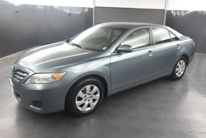 2010 Toyota Camry LE photo 1