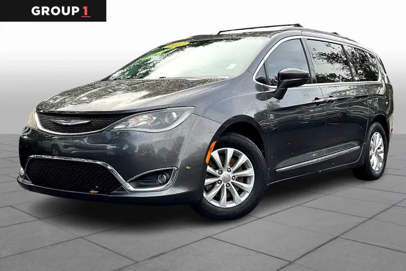 2017 Chrysler Pacifica Touring L photo 1