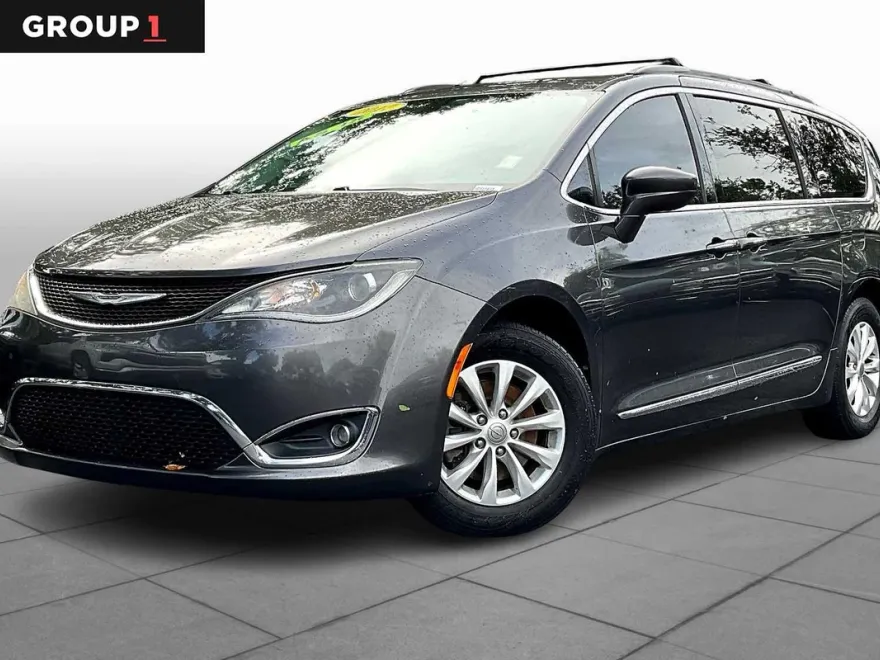 2017 Chrysler Pacifica Touring L photo 1