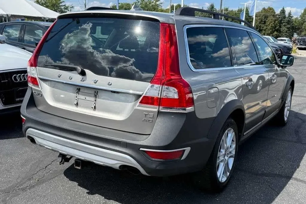 2016 Volvo XC70 T5 Platinum photo 1
