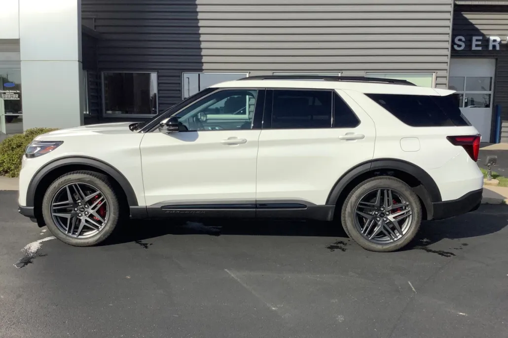 2025 Ford Explorer ST photo 1