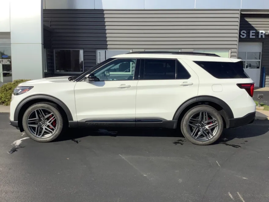 2025 Ford Explorer ST photo 1