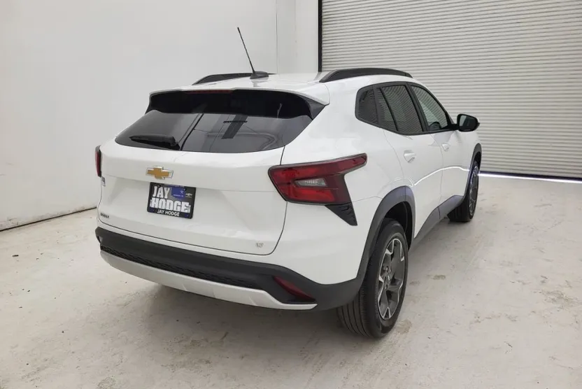 2024 Chevrolet Trax LT photo 1