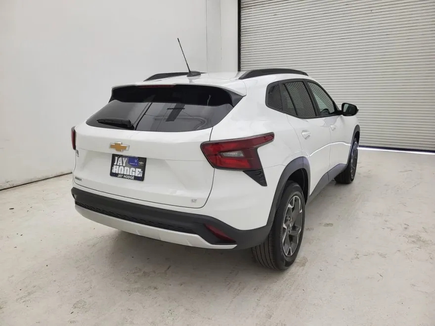 2024 Chevrolet Trax LT photo 1
