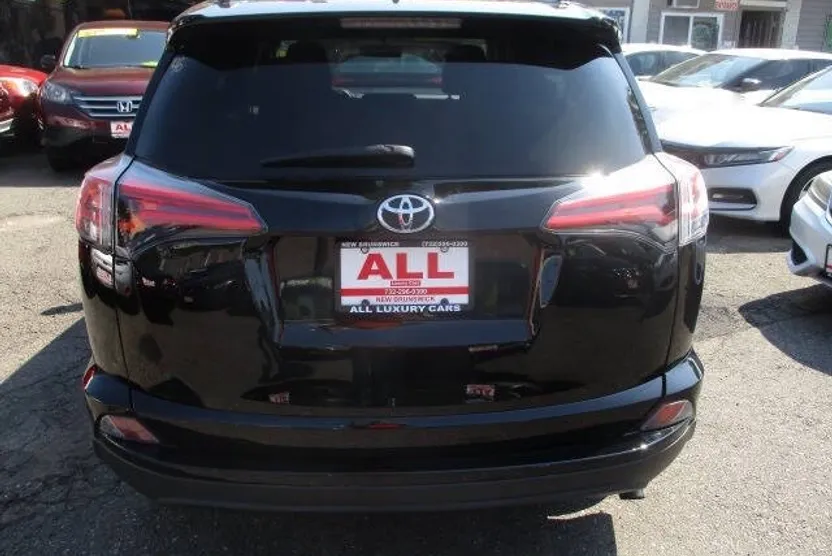 2016 Toyota RAV4 LE photo 1