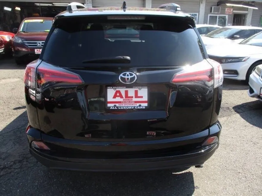 2016 Toyota RAV4 LE photo 1
