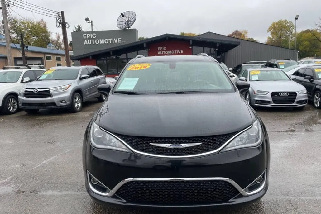 2019 Chrysler Pacifica Touring L photo 1