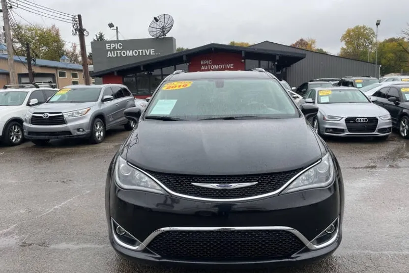 2019 Chrysler Pacifica Touring L photo 1
