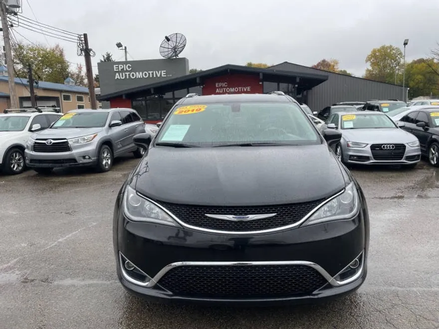 2019 Chrysler Pacifica Touring L photo 1