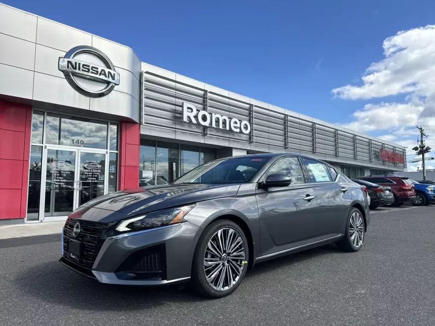 2025 Nissan Altima SL photo 1