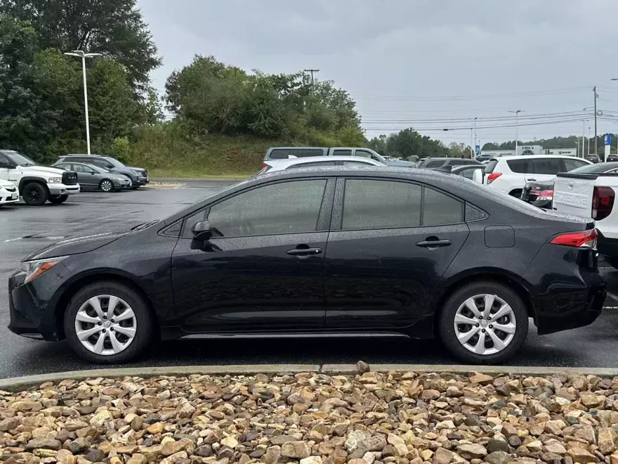2021 Toyota Corolla LE photo 1